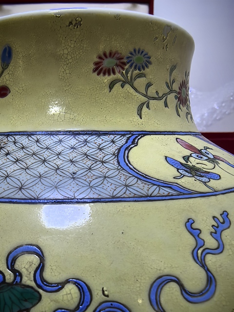 古玩陶瓷黃地粉彩花卉八寶紋罐真品鑒賞圖