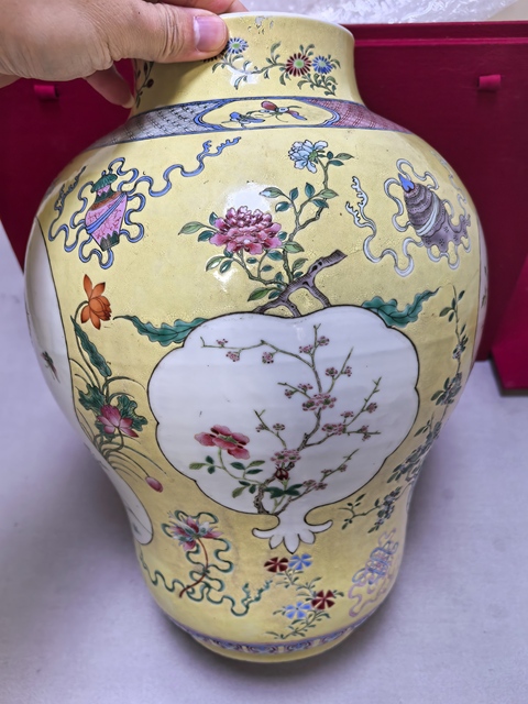 古玩陶瓷黃地粉彩花卉八寶紋罐真品鑒賞圖
