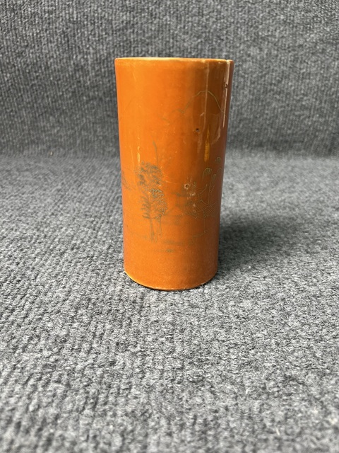 古玩陶瓷珊瑚紅地描金山水紋筆筒真品鑒賞圖