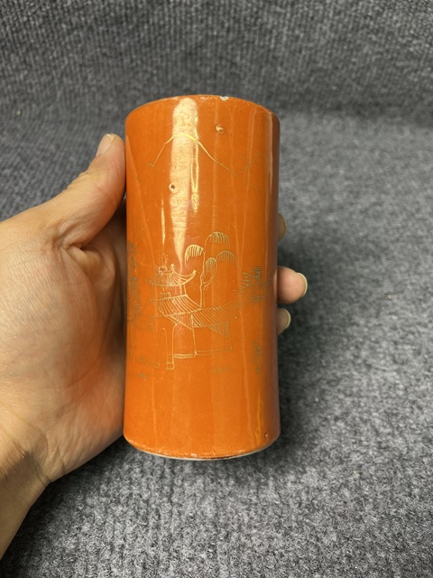 古玩陶瓷珊瑚紅地描金山水紋筆筒真品鑒賞圖