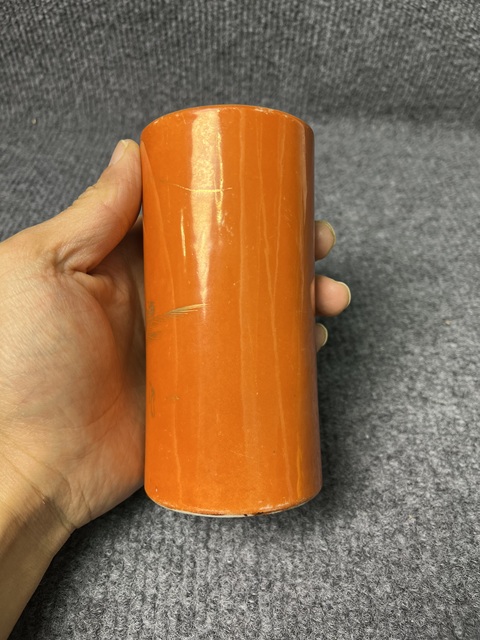 古玩陶瓷珊瑚紅地描金山水紋筆筒真品鑒賞圖