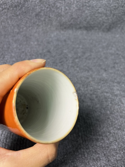 古玩陶瓷珊瑚紅地描金山水紋筆筒真品鑒賞圖