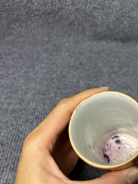 古玩陶瓷珊瑚紅地描金山水紋筆筒真品鑒賞圖