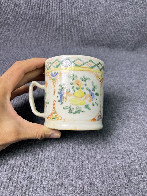 古玩陶瓷廣彩開窗花卉紋馬克杯真品鑒賞圖