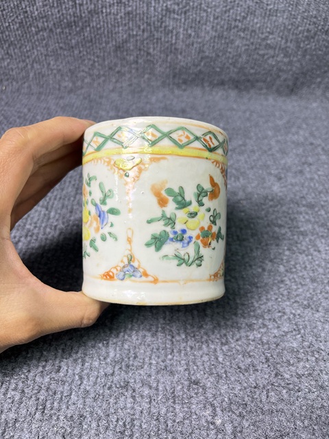 古玩陶瓷廣彩開窗花卉紋馬克杯真品鑒賞圖