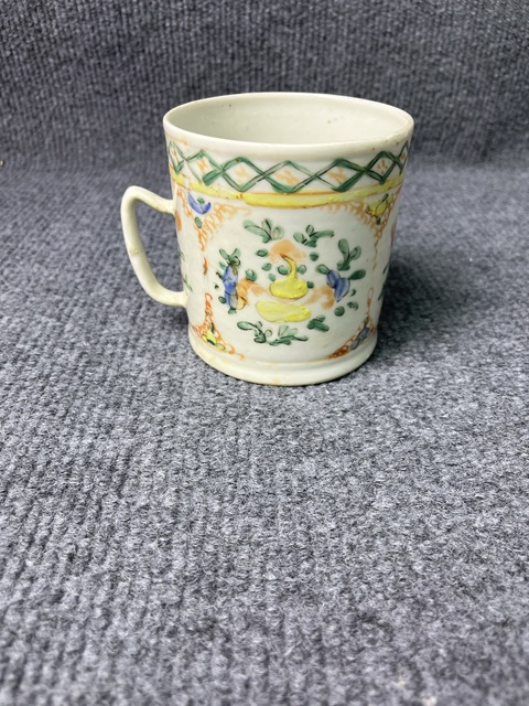 古玩陶瓷廣彩開窗花卉紋馬克杯真品鑒賞圖