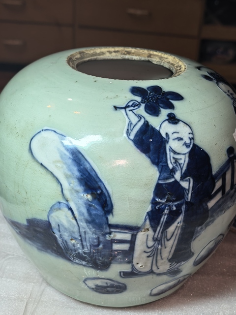 古玩陶瓷豆青釉青花人物紋西瓜罐真品鑒賞圖