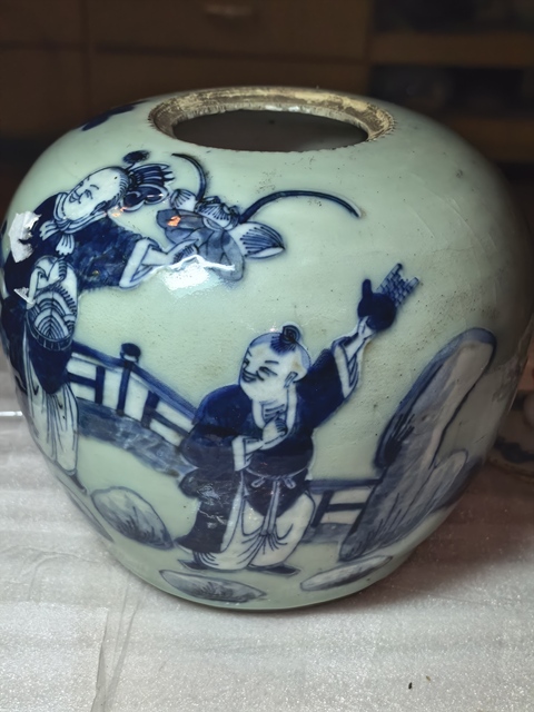 古玩陶瓷豆青釉青花人物紋西瓜罐真品鑒賞圖