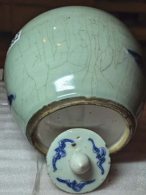 古玩陶瓷豆青釉青花人物紋西瓜罐真品鑒賞圖