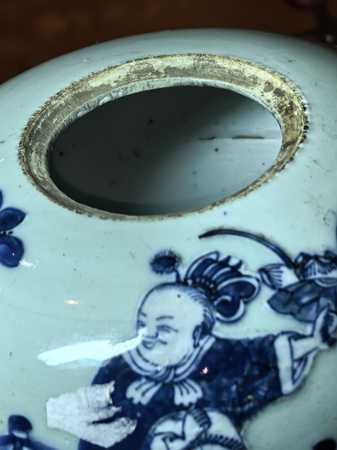 古玩陶瓷豆青釉青花人物紋西瓜罐真品鑒賞圖