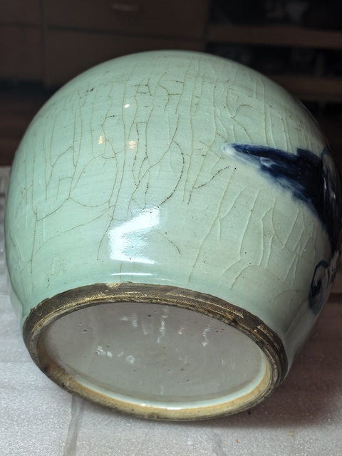 古玩陶瓷豆青釉青花人物紋西瓜罐真品鑒賞圖