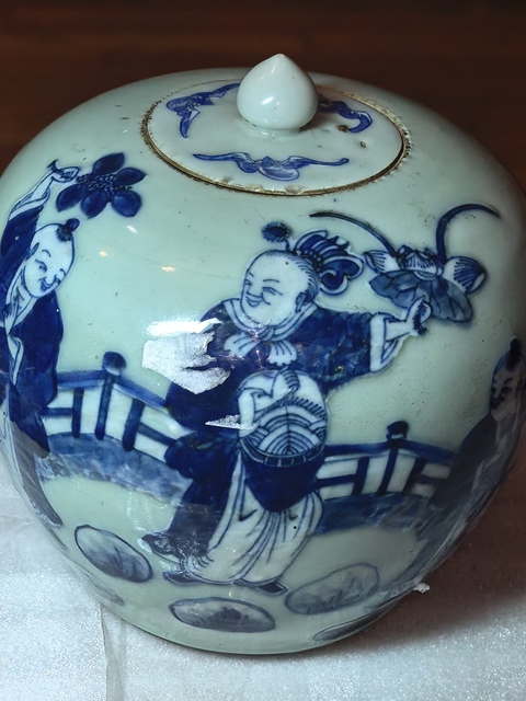 古玩陶瓷豆青釉青花人物紋西瓜罐真品鑒賞圖