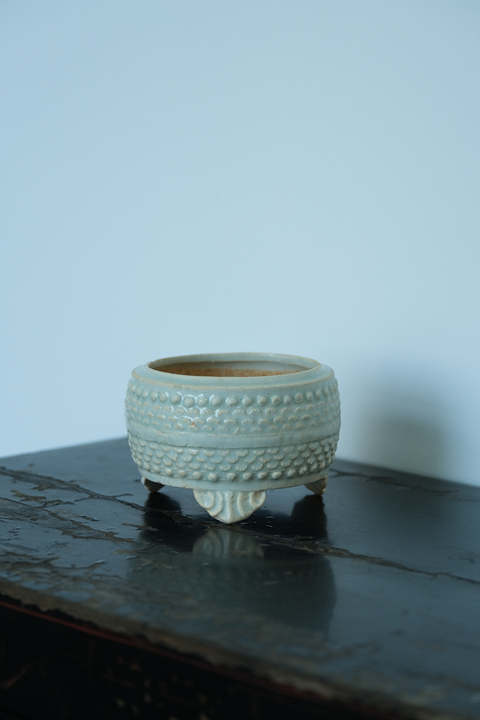 古玩陶瓷南宋影青印花三足香爐真品鑒賞圖