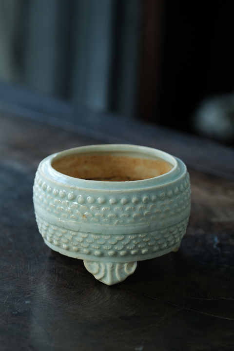 古玩陶瓷南宋影青印花三足香爐真品鑒賞圖