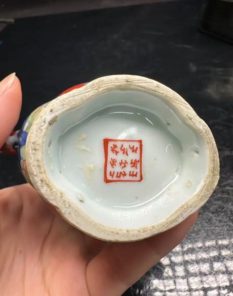 古玩陶瓷青花加彩花卉紋奶壺真品鑒賞圖