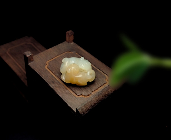 古玩玉器清代和田玉圓雕“雙獾”拍賣，當前價格18000元