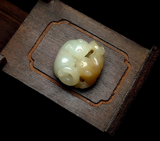 古玩玉器清代和田玉圓雕“雙獾”拍賣，當前價格18000元
