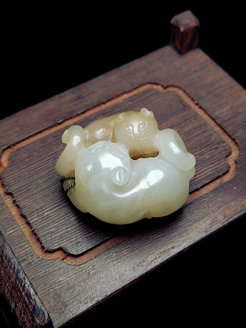 古玩玉器清代和田玉圓雕“雙獾”拍賣，當前價格18000元