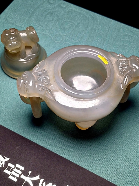 古玩玉器清代瑪瑙雕“三足雙耳爐”拍賣，當前價格10000000元