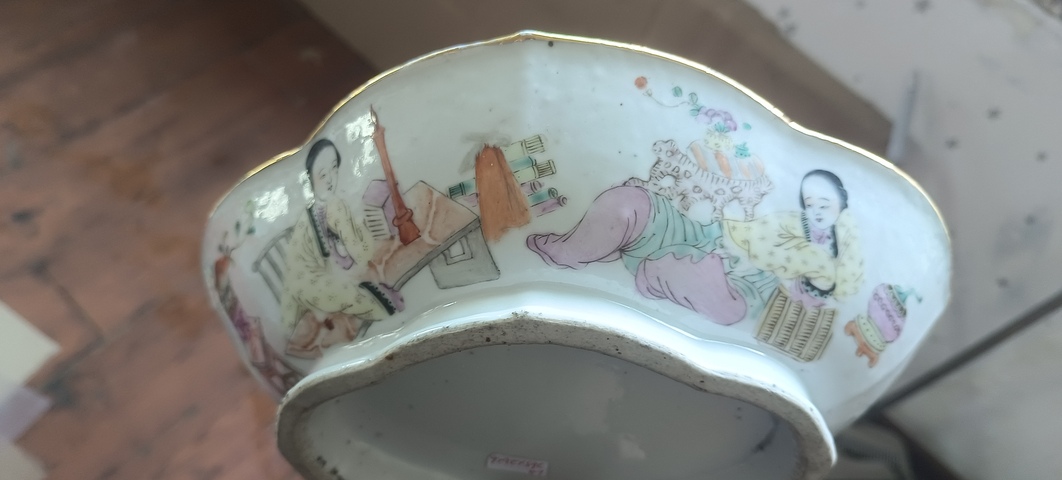 古玩陶瓷海棠型粉彩貢盤真品鑒賞圖