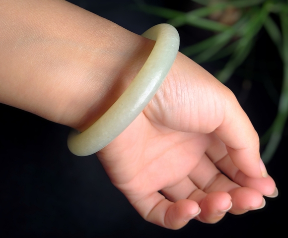 古玩玉器清代和田玉雕“素紋手鐲”拍賣,當前價格10000000元