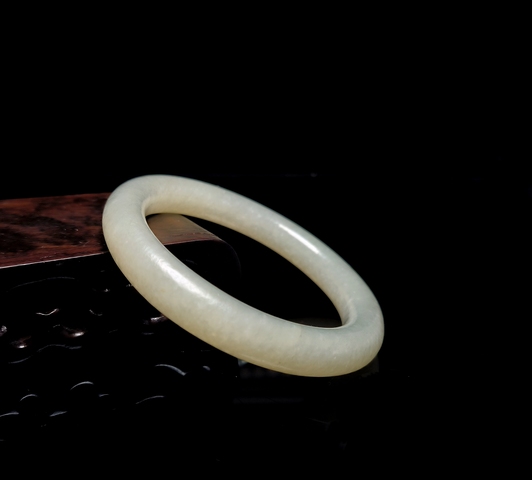 古玩玉器清代和田玉雕“素紋手鐲”拍賣,當前價格10000000元