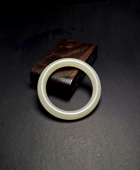 古玩玉器清代和田玉雕“素紋手鐲”拍賣,當前價格10000000元