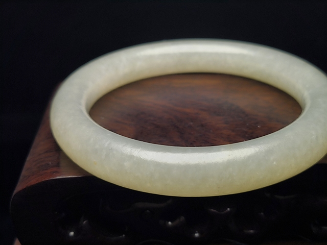 古玩玉器清代和田玉雕“素紋手鐲”拍賣,當前價格10000000元