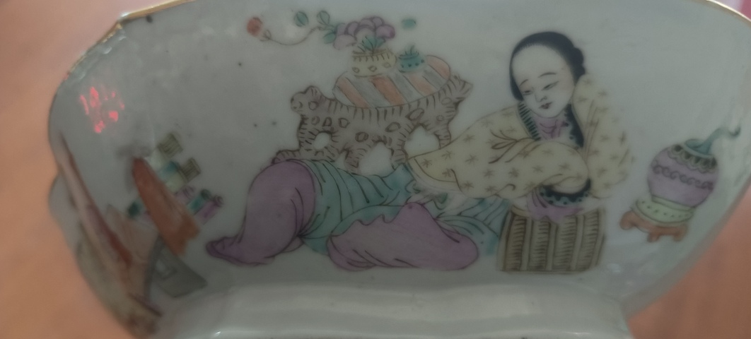 古玩陶瓷海棠型粉彩貢盤真品鑒賞圖