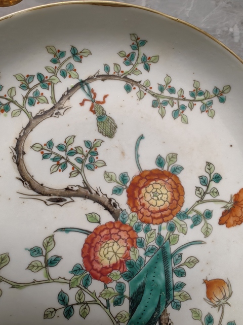 古玩陶瓷粉彩洞石花卉紋盤真品鑒賞圖