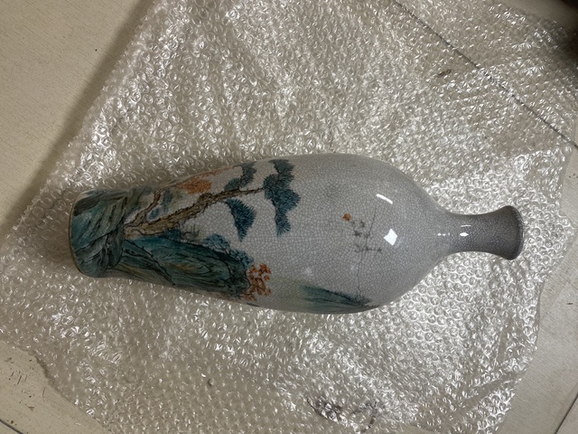 古玩陶瓷哥釉粉彩山水人物撇口瓶真品鑒賞圖