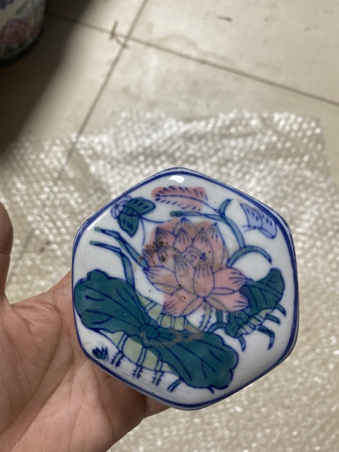 古玩陶瓷釉下彩花卉紋粉盒真品鑒賞圖