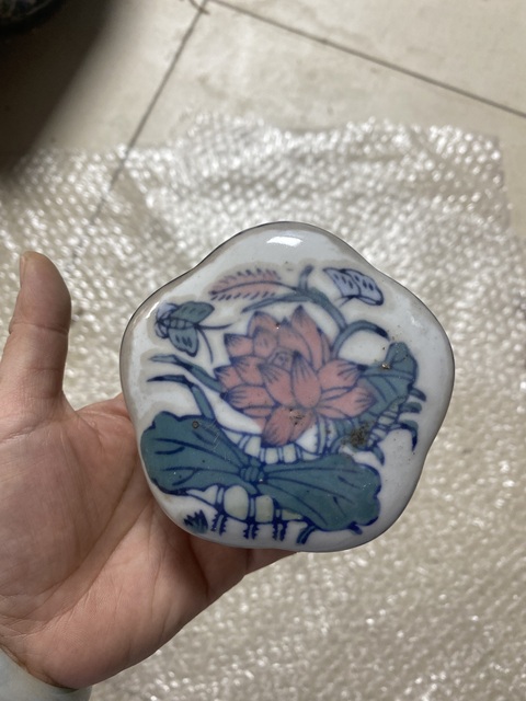 古玩陶瓷釉下彩花卉紋粉盒真品鑒賞圖