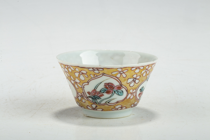 古玩陶瓷清雍乾·粉彩開窗人物花卉紋杯真品鑒賞圖