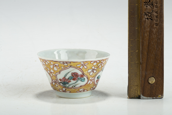 古玩陶瓷清雍乾·粉彩開窗人物花卉紋杯真品鑒賞圖