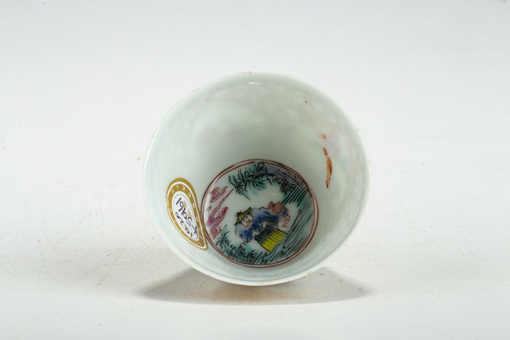 古玩陶瓷清雍乾·粉彩開窗人物花卉紋杯真品鑒賞圖