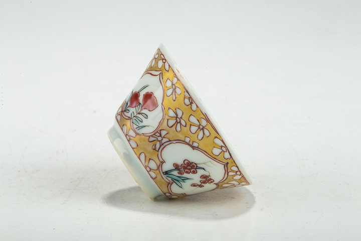 古玩陶瓷清雍乾·粉彩開窗人物花卉紋杯真品鑒賞圖