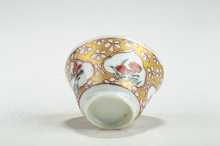 古玩陶瓷清雍乾·粉彩開窗人物花卉紋杯真品鑒賞圖