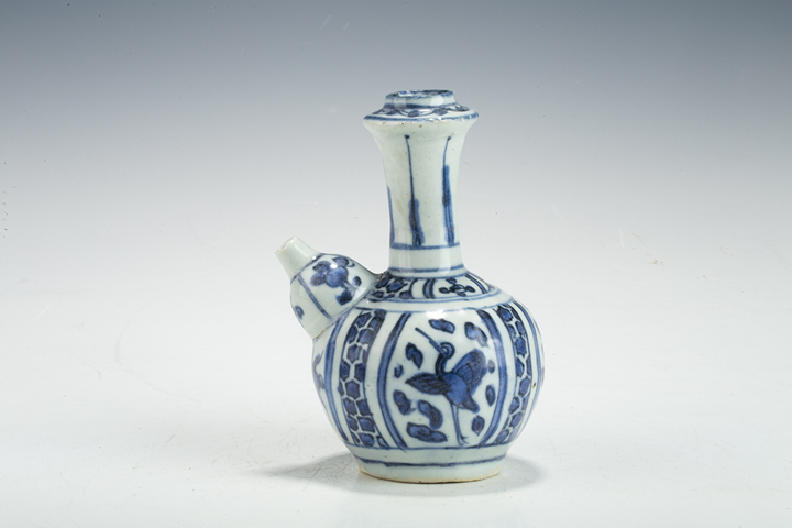 古玩陶瓷明晚·青花開窗云鶴紋軍持真品鑒賞圖