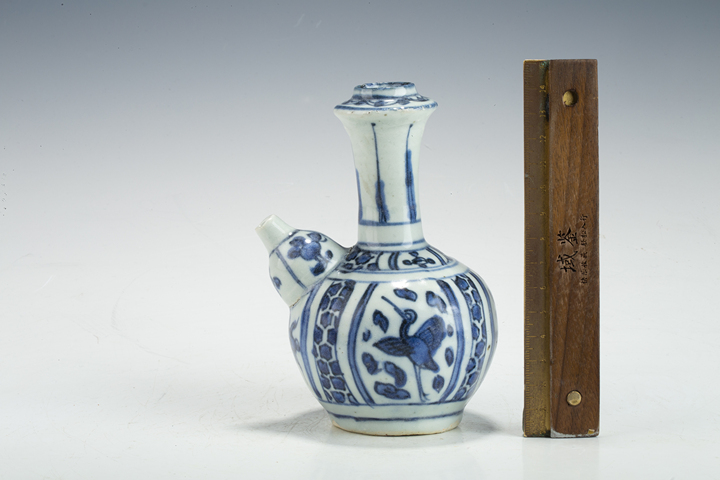 古玩陶瓷明晚·青花開窗云鶴紋軍持真品鑒賞圖