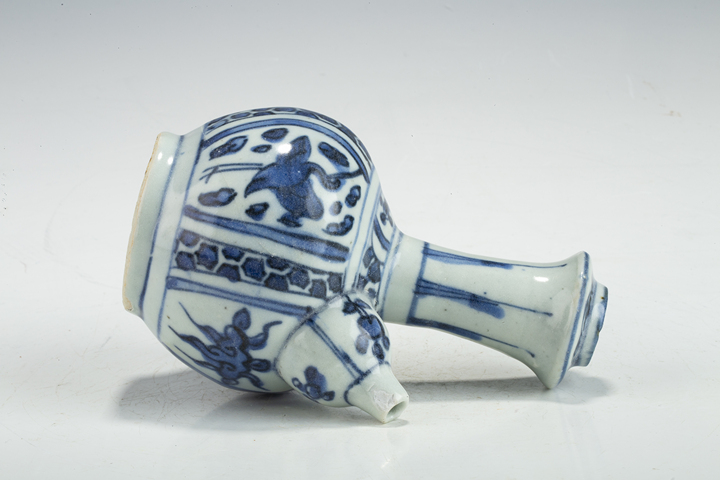 古玩陶瓷明晚·青花開窗云鶴紋軍持真品鑒賞圖