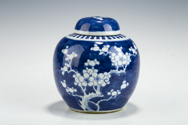 古玩陶瓷清末民初·青花留白冰梅紋蓋罐真品鑒賞圖
