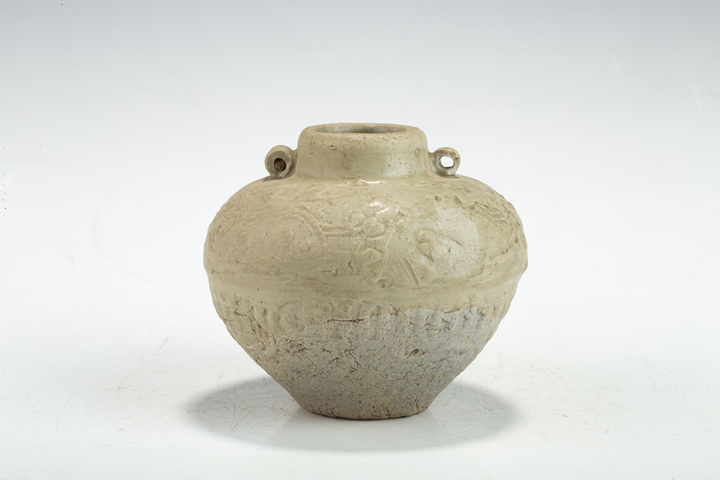 古玩陶瓷元代·青釉模印花卉紋雙系小罐真品鑒賞圖