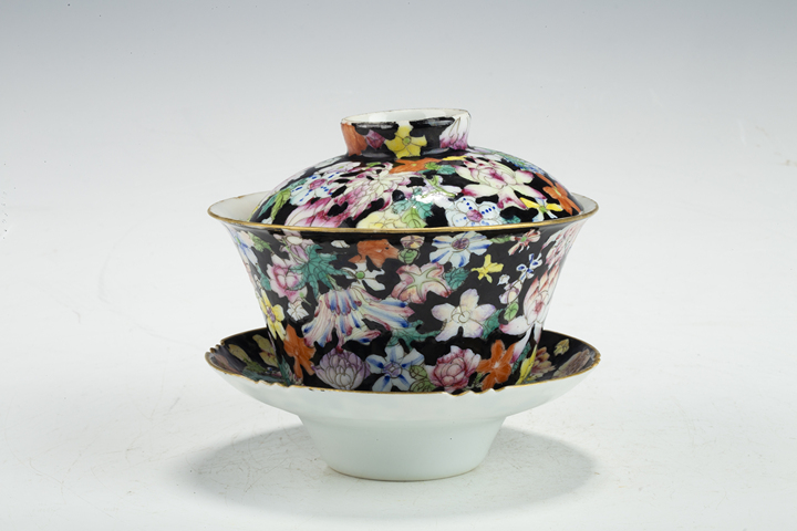 古玩陶瓷民國(guó)·墨地粉彩百花不落地紋蓋碗真品鑒賞圖