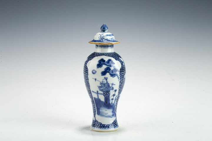 古玩陶瓷乾隆·青花開窗仕女紋蓋瓶真品鑒賞圖