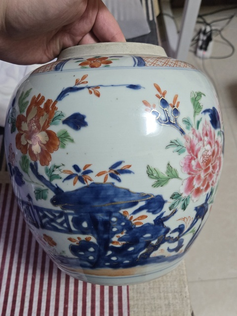 古玩陶瓷青花加粉彩花卉紋罐真品鑒賞圖