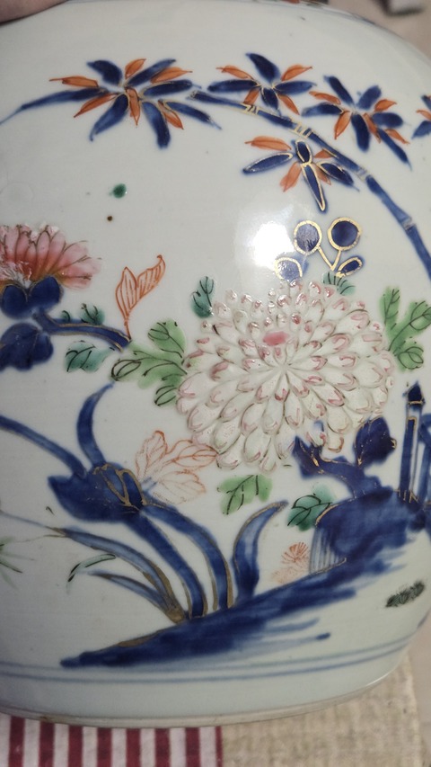 古玩陶瓷青花加粉彩花卉紋罐真品鑒賞圖