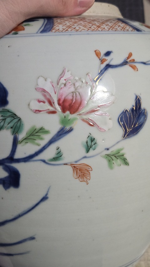 古玩陶瓷青花加粉彩花卉紋罐真品鑒賞圖