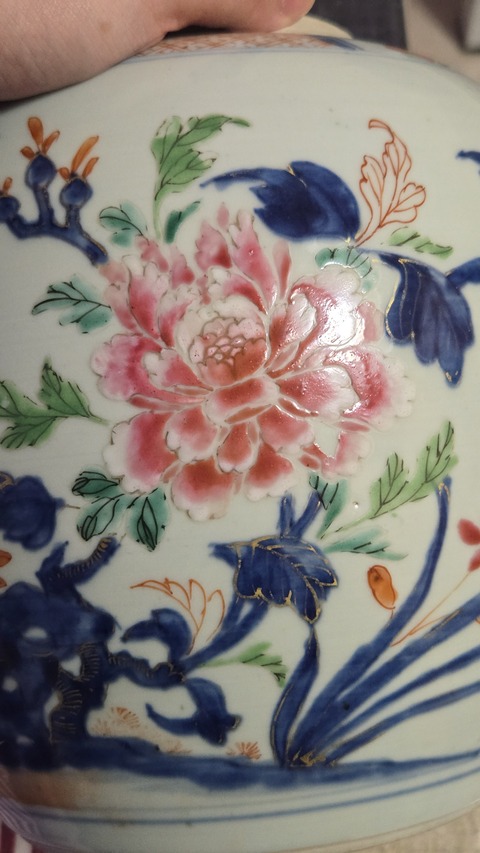 古玩陶瓷青花加粉彩花卉紋罐真品鑒賞圖