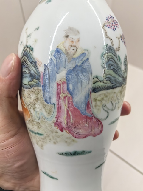 古玩陶瓷粉彩人物橄欖瓶真品鑒賞圖